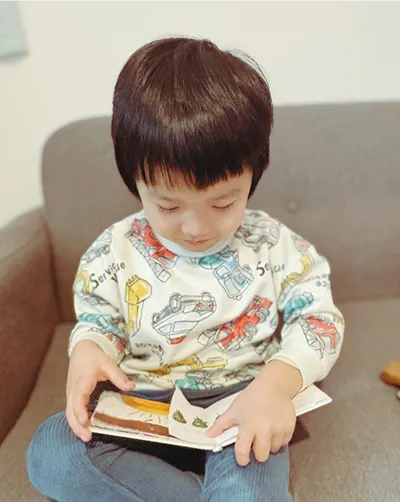 絵本を読む男の子